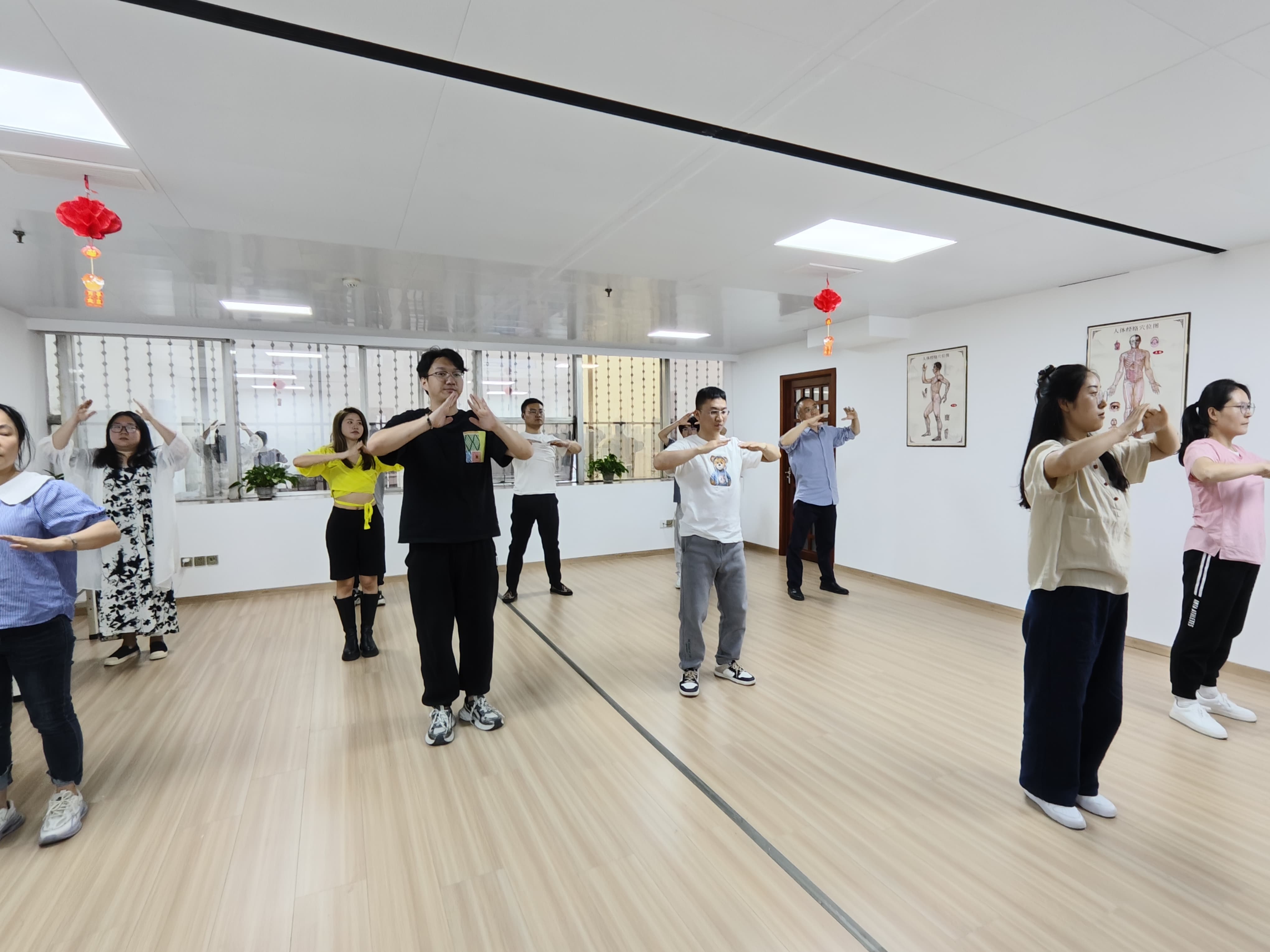学员晨练八段锦
